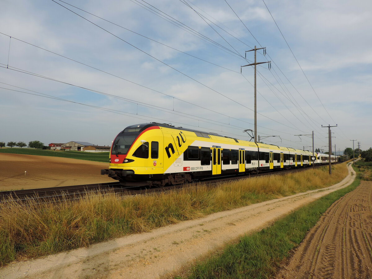 Möhlin - 17. Juni 2022 : RABe 521 017  Muttenz  + RABe 523 011 auf der basler S1 unterwegs, Zug 17223 nach Laufenburg. 521 017 trägt eine Werbung für die Fachhochschule Norswestschweiz.