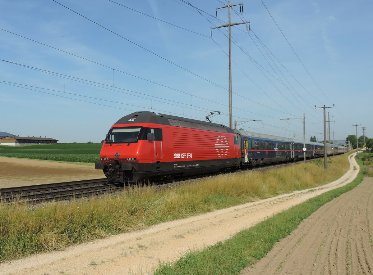 Möhlin - 17. Juni 2022 : Re 460 107  Glärnisch  mit dem NJ 401 (Berlin) / 471 (Hamburg) nach Zürich.