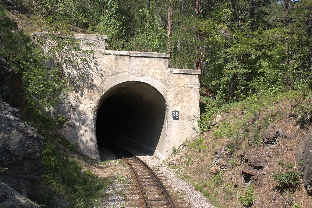 Mokra Gora-seitiges Portal des Tunnel 38 der Museumsbahn Mokra Gora, gesehen von der Plattform des SDZ 0410 (letztes Fahrzeug des zweiten Zuges nach Mokra Gora) am 12.August 2026.