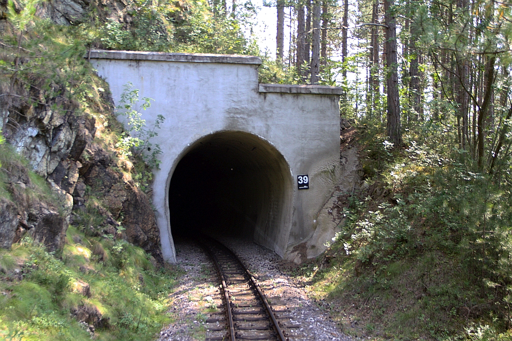 Mokra Gora-seitiges Portal des Tunnel 39 der Museumsbahn Mokra Gora, gesehen von der Plattform des SDZ 0410 (letztes Fahrzeug des zweiten Zuges nach Mokra Gora) am 12.August 2026.