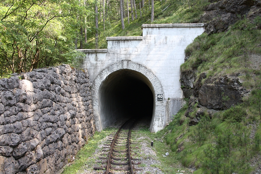 Mokra Gora-seitiges Portal des Tunnel 40 der Museumsbahn Mokra Gora, gesehen von der Plattform des SDZ 0410 (letztes Fahrzeug des zweiten Zuges nach Mokra Gora) am 12.August 2026.