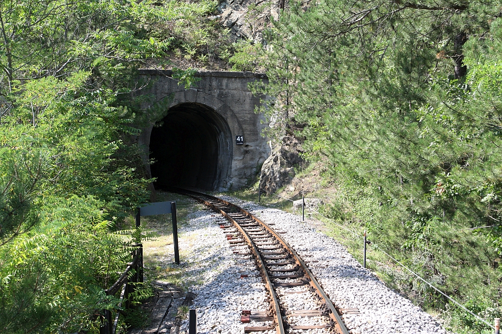 Mokra Gora-seitiges Portal des Tunnel 41 der Museumsbahn Mokra Gora, gesehen von der Plattform des SDZ 0410 (letztes Fahrzeug des zweiten Zuges nach Mokra Gora) am 12.August 2026.