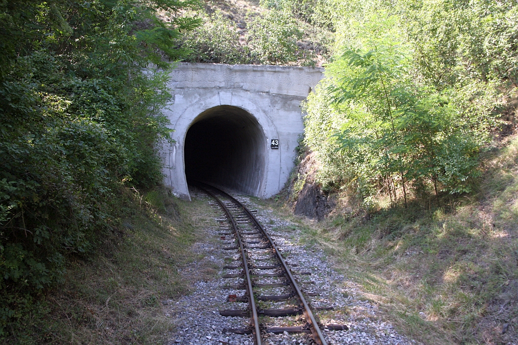 Mokra Gora-seitiges Portal des Tunnel 43 der Museumsbahn Mokra Gora, gesehen von der Plattform des SDZ 0410 (letztes Fahrzeug des zweiten Zuges nach Mokra Gora) am 12.August 2026.