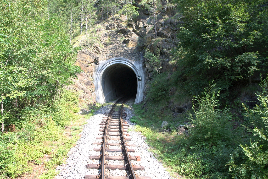 Mokra Gora-seitiges Portal des Tunnel 47 der Museumsbahn Mokra Gora, gesehen von der Plattform des SDZ 0410 (letztes Fahrzeug des zweiten Zuges nach Mokra Gora) am 12.August 2026.