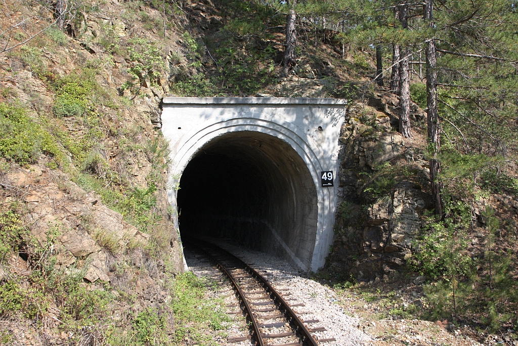 Mokra Gora-seitiges Portal des Tunnel 49 der Museumsbahn Mokra Gora, gesehen von der Plattform des SDZ 0410 (letztes Fahrzeug des zweiten Zuges nach Mokra Gora) am 12.August 2026.