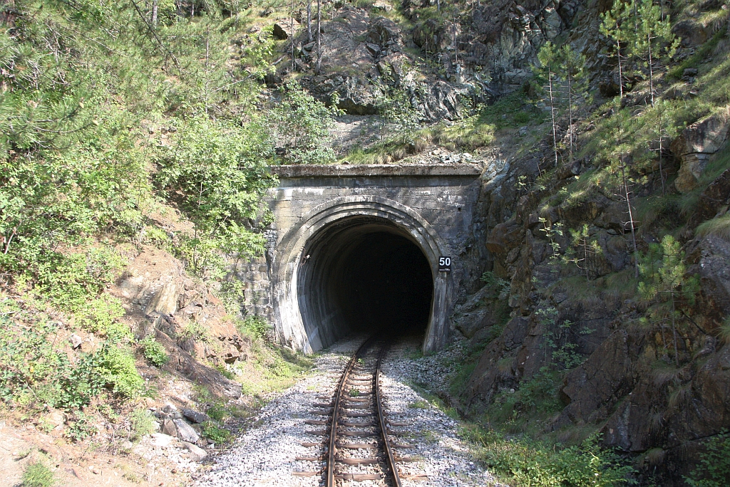 Mokra Gora-seitiges Portal des Tunnel 50 der Museumsbahn Mokra Gora, gesehen von der Plattform des SDZ 0410 (letztes Fahrzeug des zweiten Zuges nach Mokra Gora) am 12.August 2026.