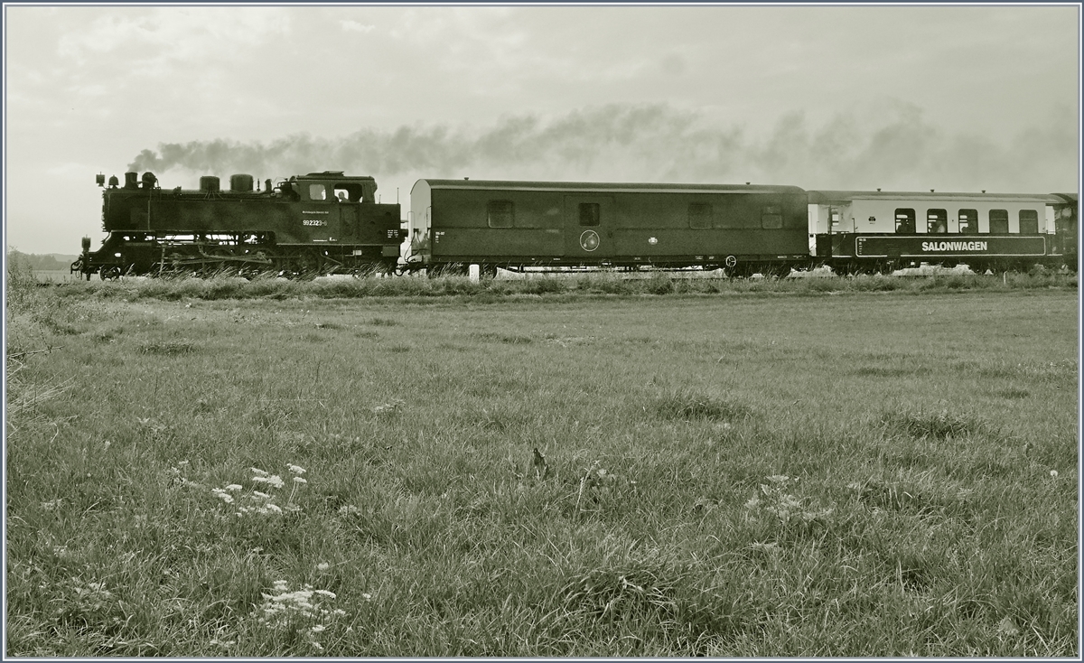 Molli auf grosser Fahrt: Die formschöne 99 2323-6 zieht kurz vor der Station  Steilküste  einen Personenzug durch die flache Landschaft in Richtung Bad Doberan. 
28. Sept. 2017