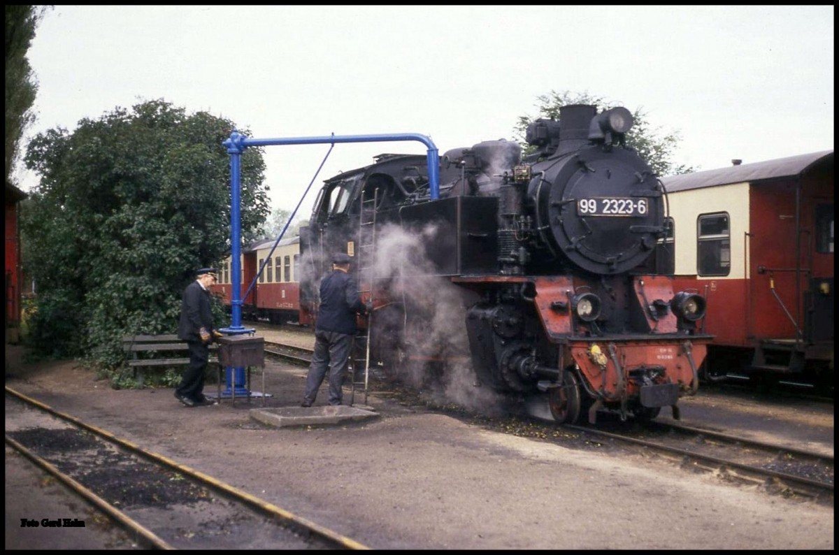  Molli  - Mecklenburgische Bäderbahn zur Reichsbahnzeit in Kühlungsborn am 3.10.1991: 992323 beim Wasserfassen!