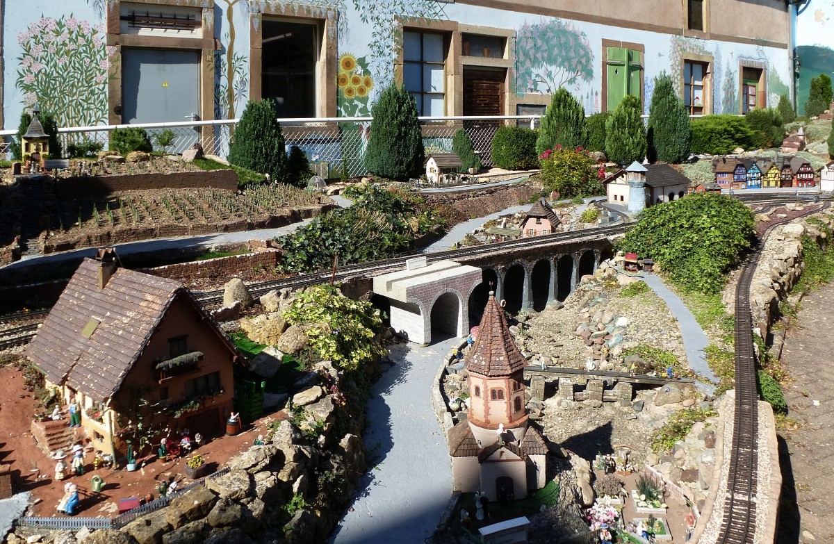 Molsheim/Elsa�, Modellbahnanlage im Hof des Hospitals, auf 30mx8m wurden �ber 200m Gleis verbaut, Sept.2015 