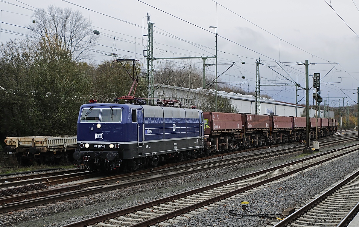 Momentan ist die Güterzugstrecke von Duisburg-Wedau nach Köln-Mülheim wegen Bauarbeiten zwischen Immigrath und Opladen gesperrt. Für die Beförderung von Bauzügen wird die bestens gepflegte 181 204-9 von SEL eingesetzt. Mit einigen Schotterwgen im Schlepp rangiert sie am 04.12.2020 in Düsseldorf-Eller.