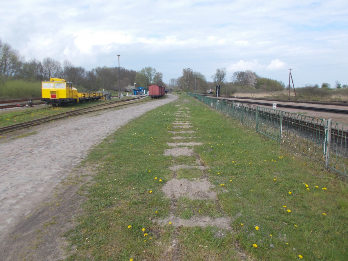 Momentan ist die Putbuser Feldbahn verschwunden ! Aufnahme vom 26.April 2015.