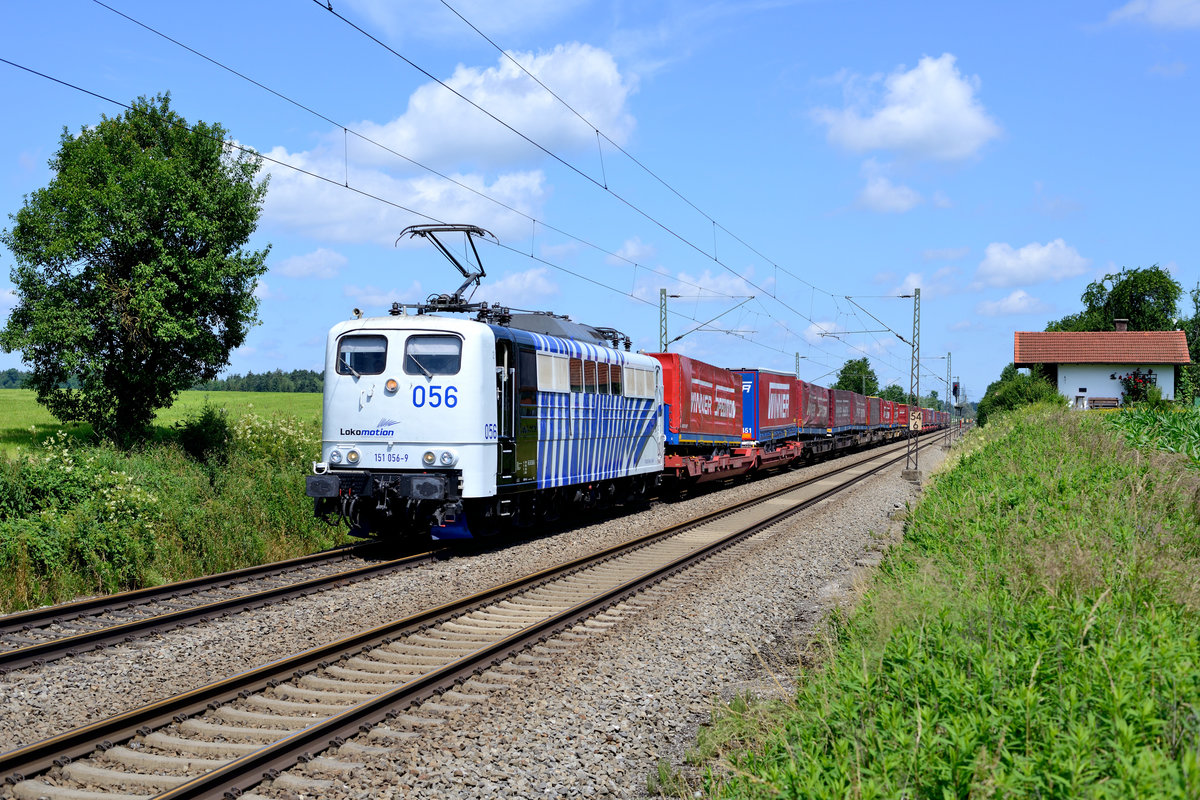 Momentan sind die vier 151-er von Lokomotion häufig zwischen München Ost Rangierbahnhof und Kufstein zu beobachten. So auch am 01. Juli 2016, als 151 056 mit dem TEC 43139 von Wuppertal nach Verona Q.E. am ehemaligen Block Hilperting aufgenommen werden konnte.