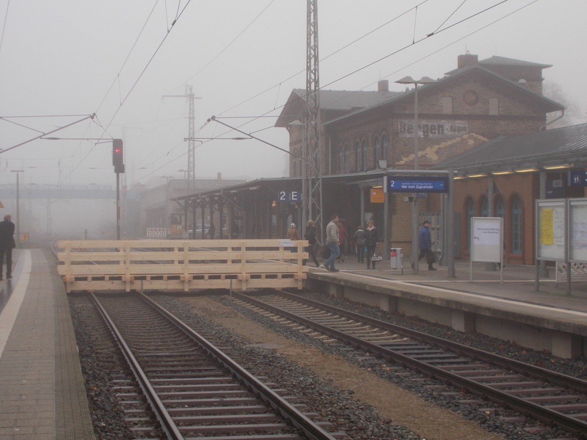 Momentan wird der Bahnsteigtunnel in Bergen/Rügen saniert,so das ein provisorischer Zugang zum Gleis 3 und 4 über die gesperrten Hauptgleise geschaffen wurde.Neben den Gleis 1 nach Lauterbach Mole,wird nur noch das Gleis 4 für RE Fahrten während der Bauzeit für eine Woche genutzt.Aufnahme am vernebelten 03.November 2015.