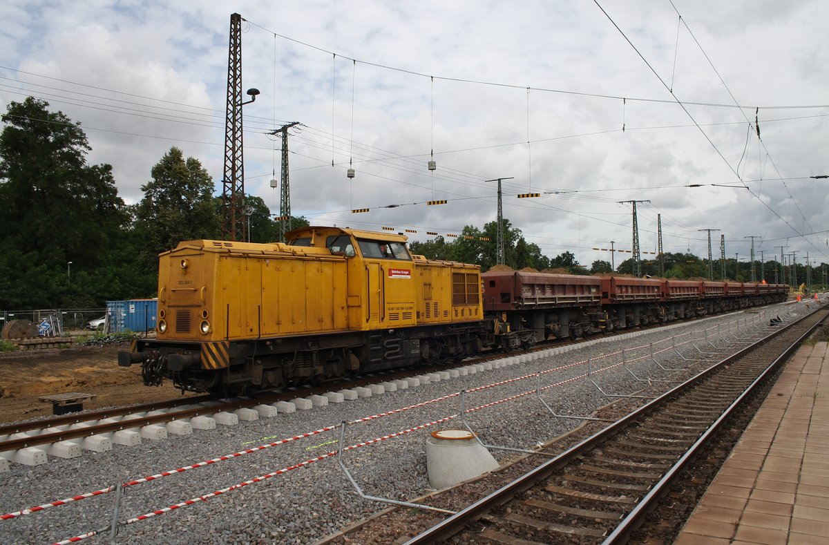 Momentan wird der nördliche Gleisbereich des Magdeburger Hauptbahnhofs umgestaltet und erneuert. Zu diesen Zwecken stand am 1.8.2016 203 304-1 mit einem Bauzug bereit.