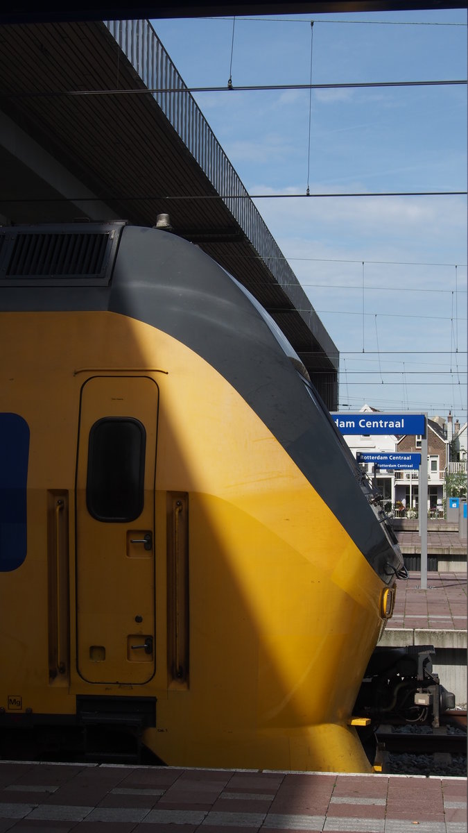 Momentaufnahme eines IC Firm am Bahnhof Rotterdam Centraal.

Rotterdam, der 16.09.2018