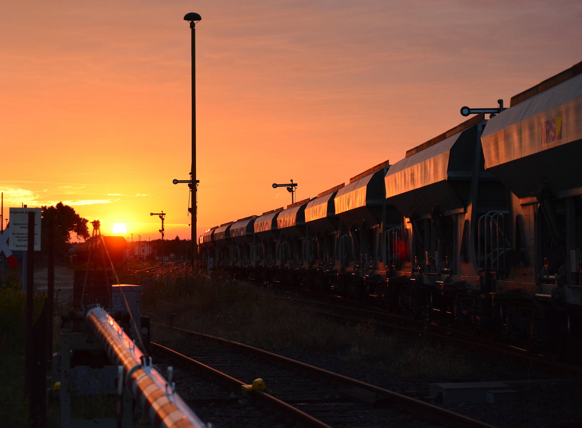 Momentaufnahme in der untergehenden Sonne. 264 011 rangiert ihre Kieswagen im Bahnhof Haldensleben.

Haldensleben 22.07.2019
