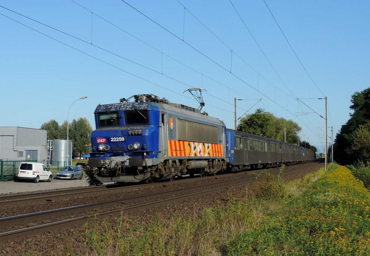 Mommenheim - 04. September 2019 : TER Alsace hat an TER PACA (Provence-Alpes-Côte d'Azur) 3 Loks der Reihe 22200 gekauft. Im prinzip werden die Loks auf die TER Züge zwischen Strassburg - Paris zusammen eingesetzt mit den 26000er. Die 22200er werden auch so langsam auf die TER Wendezüge eingesetzt. Hier die 22259 mit dem TER 830132 Strassburg - Saverne. Es sollen insgesamt zehn 22200er nach strassburg kommen.