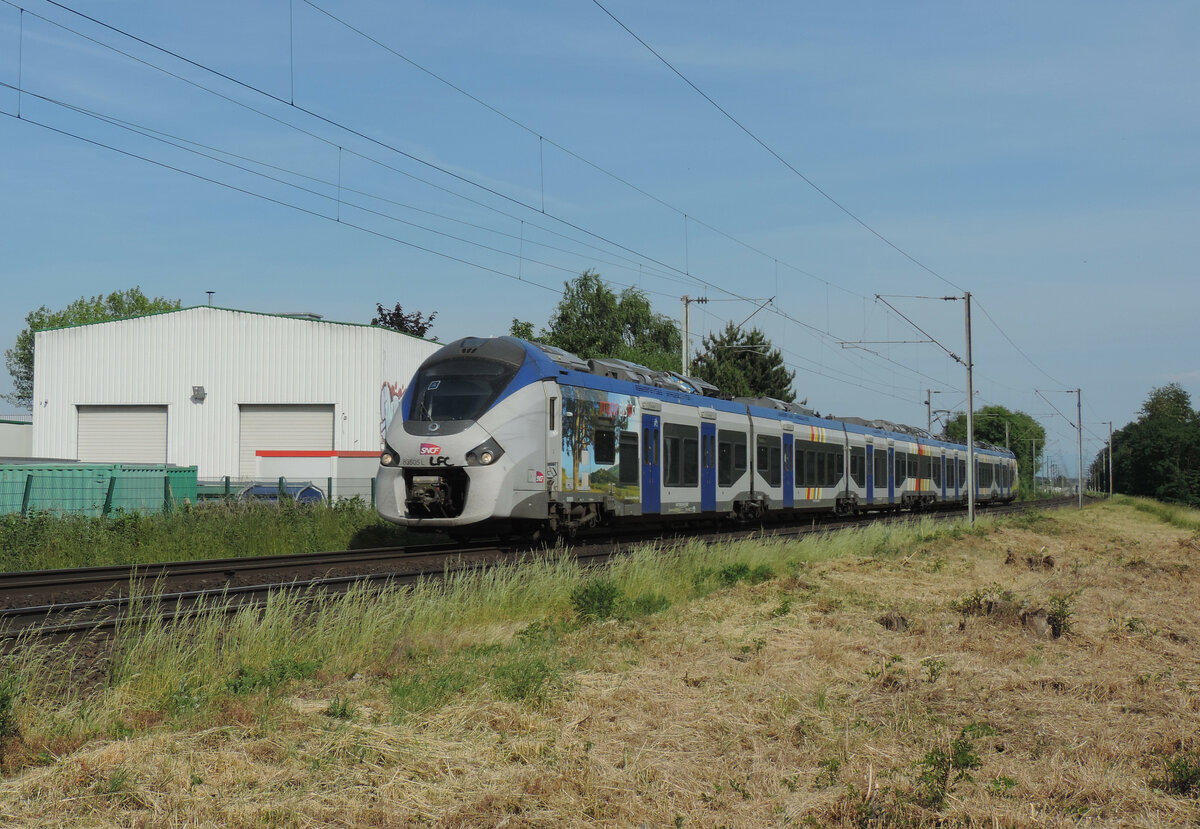 Mommenheim - 1. Juni 2023 : B 83505L am TER 830316 von Strassburg nach Metz.