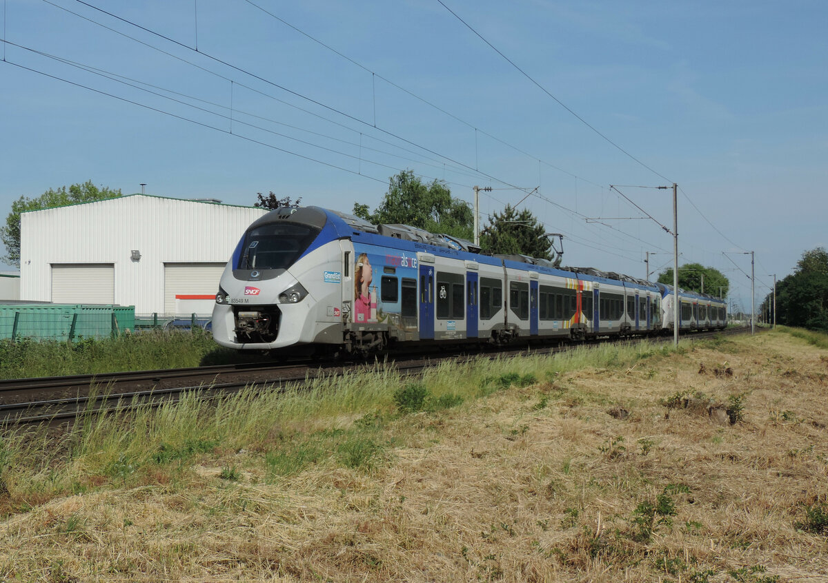 Mommenheim - 1. Juni 2023 : B 83549M + 84500M am TER 830926 von Strassburg nach Saargemünd.