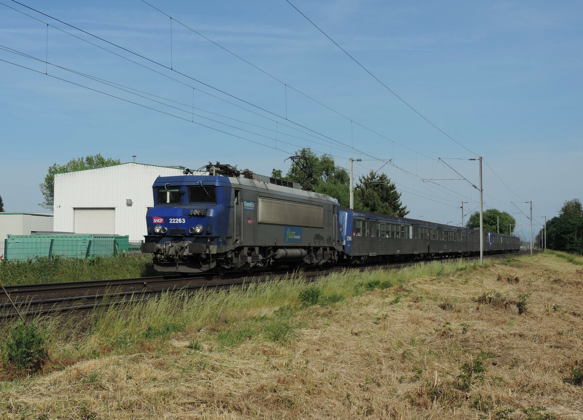 Mommenheim - 1. Juni 2023 : 22263 am TER 830104 von Strassburg nach Saverne.