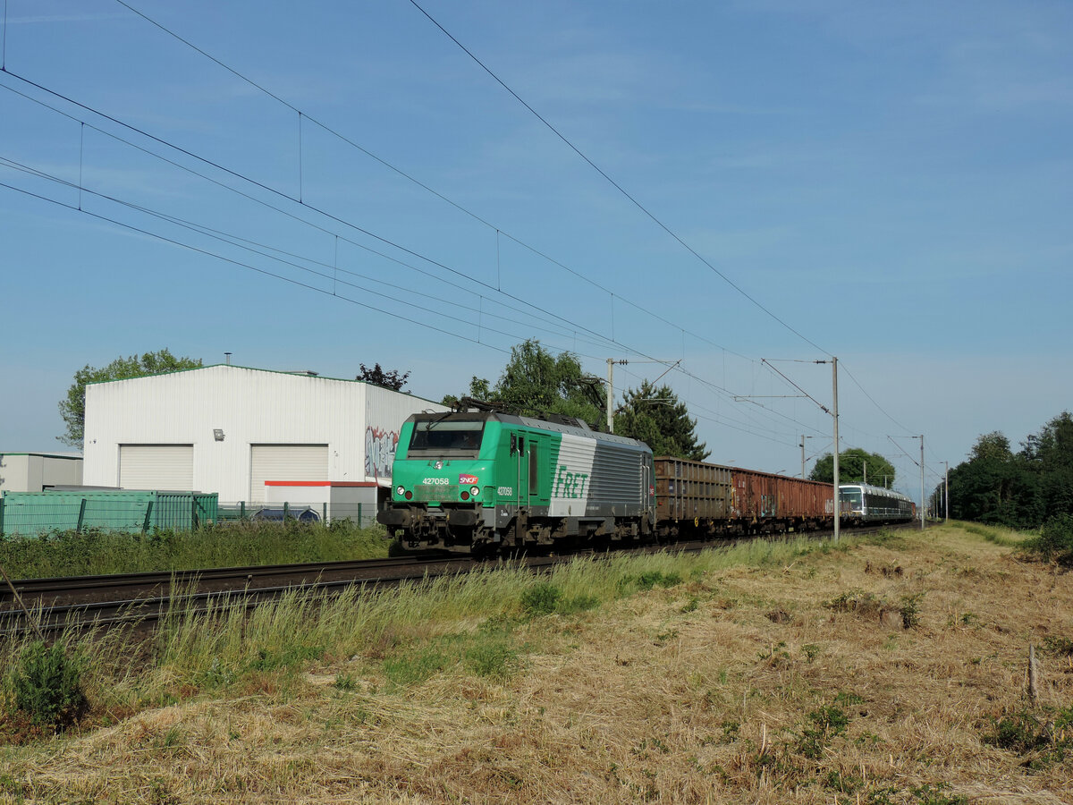 Mommenheim - 1. Juni 2023 : 27058 mit der überführung eines reniverden MI84 der RATP, von Haubergen nach Passy Palaiseau.