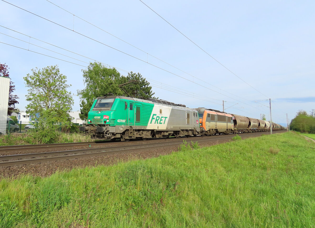 Mommenheim - 14. April 2024 : Lok 27097 und die 26234 im schlepp mit einem langen Getreidezug nach Gevrey.