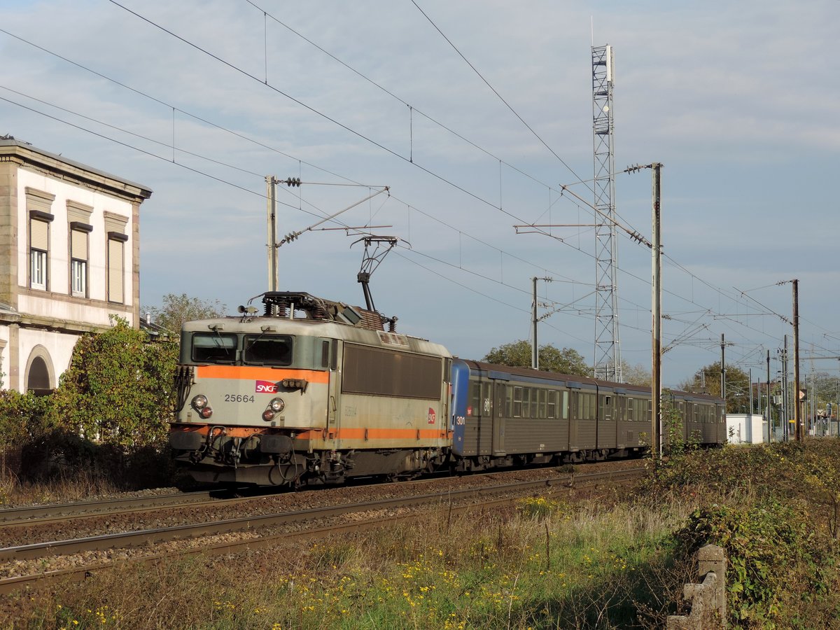 Mommenheim - 24. Oktober 2019 : die 25664 mit dem 830124 unterwegs nach Saverne.