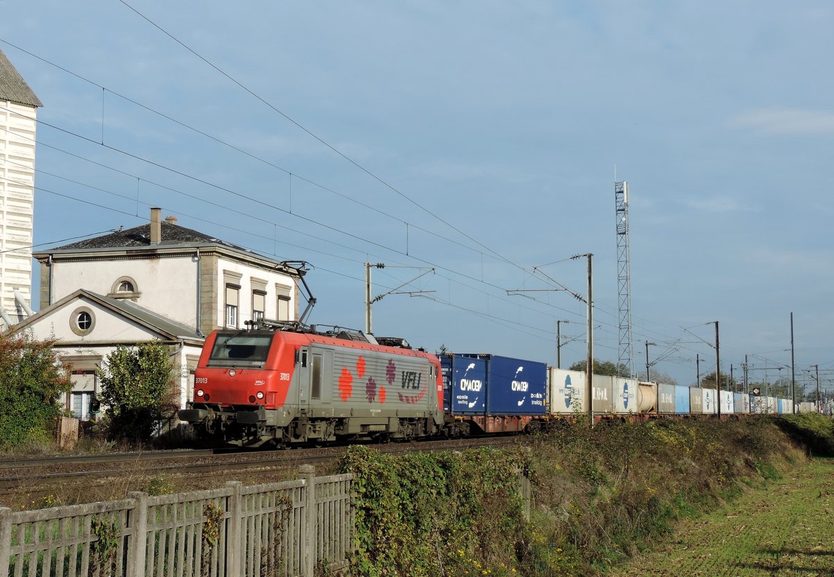 Mommenheim - 24. Oktober 2019 : die bunte VFLI Lok 37013 mit dem KLV Ludwigshafen - Lyon am schlepp....