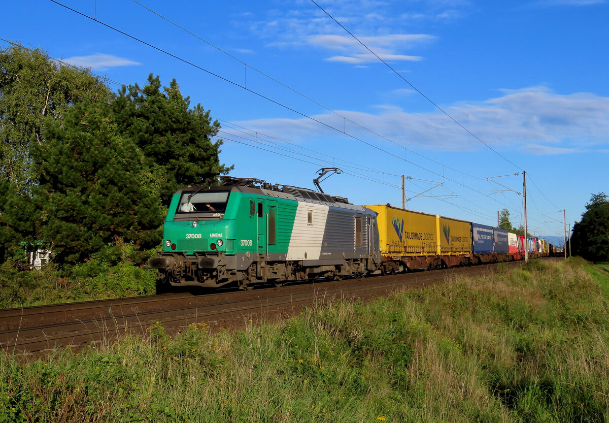 Mommenheim - 3. September 2025 : Akiem/Linias 37008 mit einem Italien-Belgien Kombi.