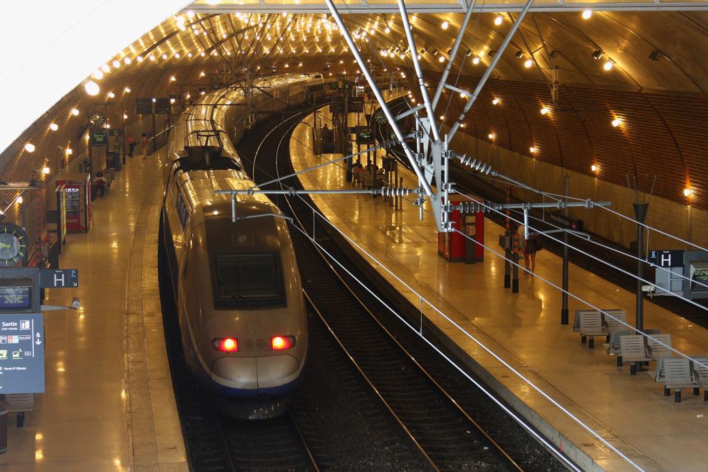 Monaco Bahnhof Monte Carlo am 10.6.2015: 
Auf Gleis 1 ist der Duplex TGV 6164 nach Paris aus Ventimiglia (Italien) eingefahren.
