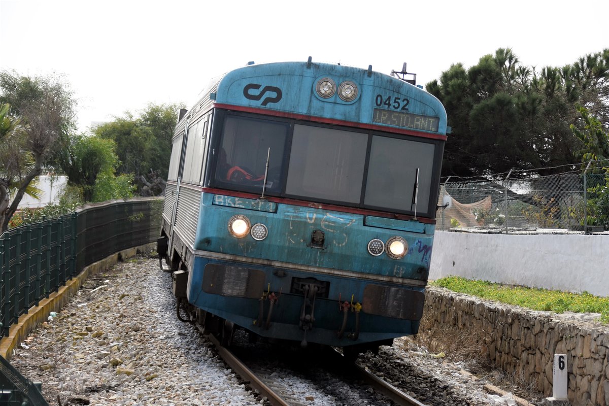 MONCARAPACHO e FUSETA (Distrikt Faro), 06.02.2020, Zug Nr. 0452 als Regionalzug nach Vila Real de Santo António legt sich bei der Einfahrt in den Bahnhof Fuseta-A mächtig in die Kurve
