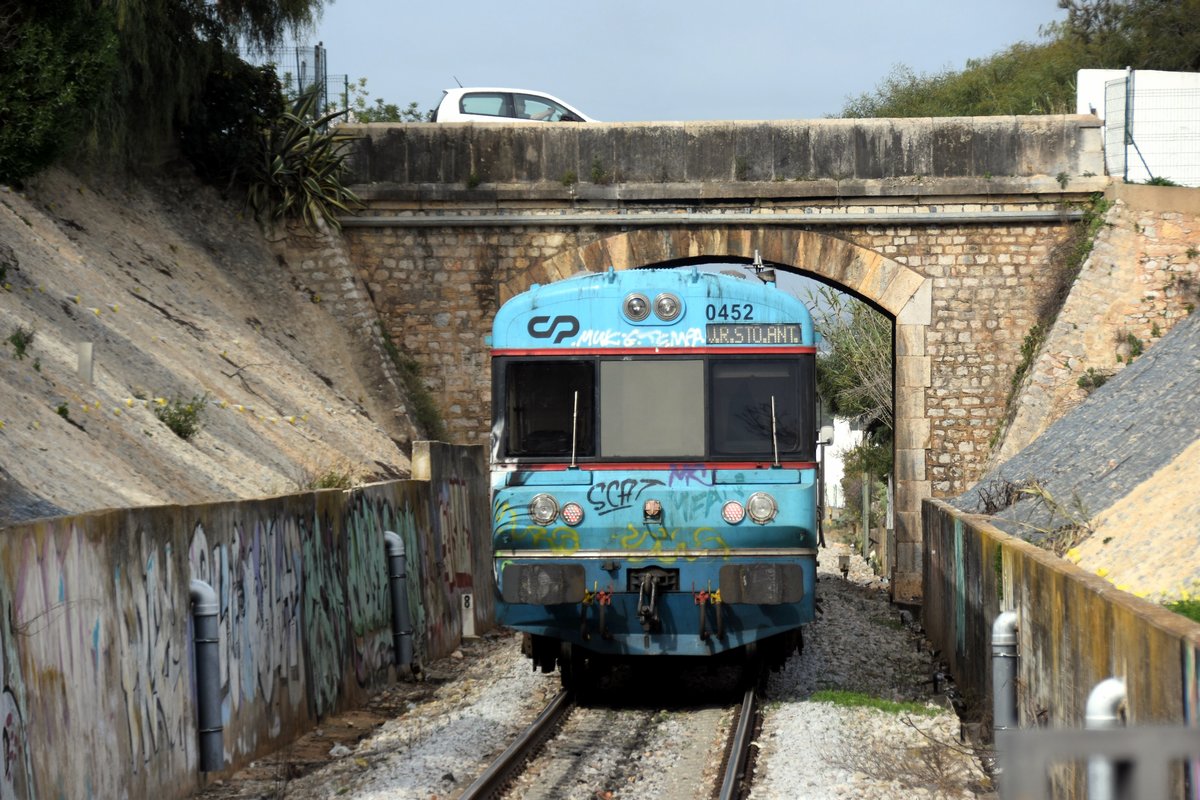 MONCARAPACHO e FUSETA (Distrikt Faro), 06.02.2020, Zug Nr. 0452 als Regionalzug nach Vila Real de Santo António nach Ausfahrt aus den Bahnhof Fuseta-A