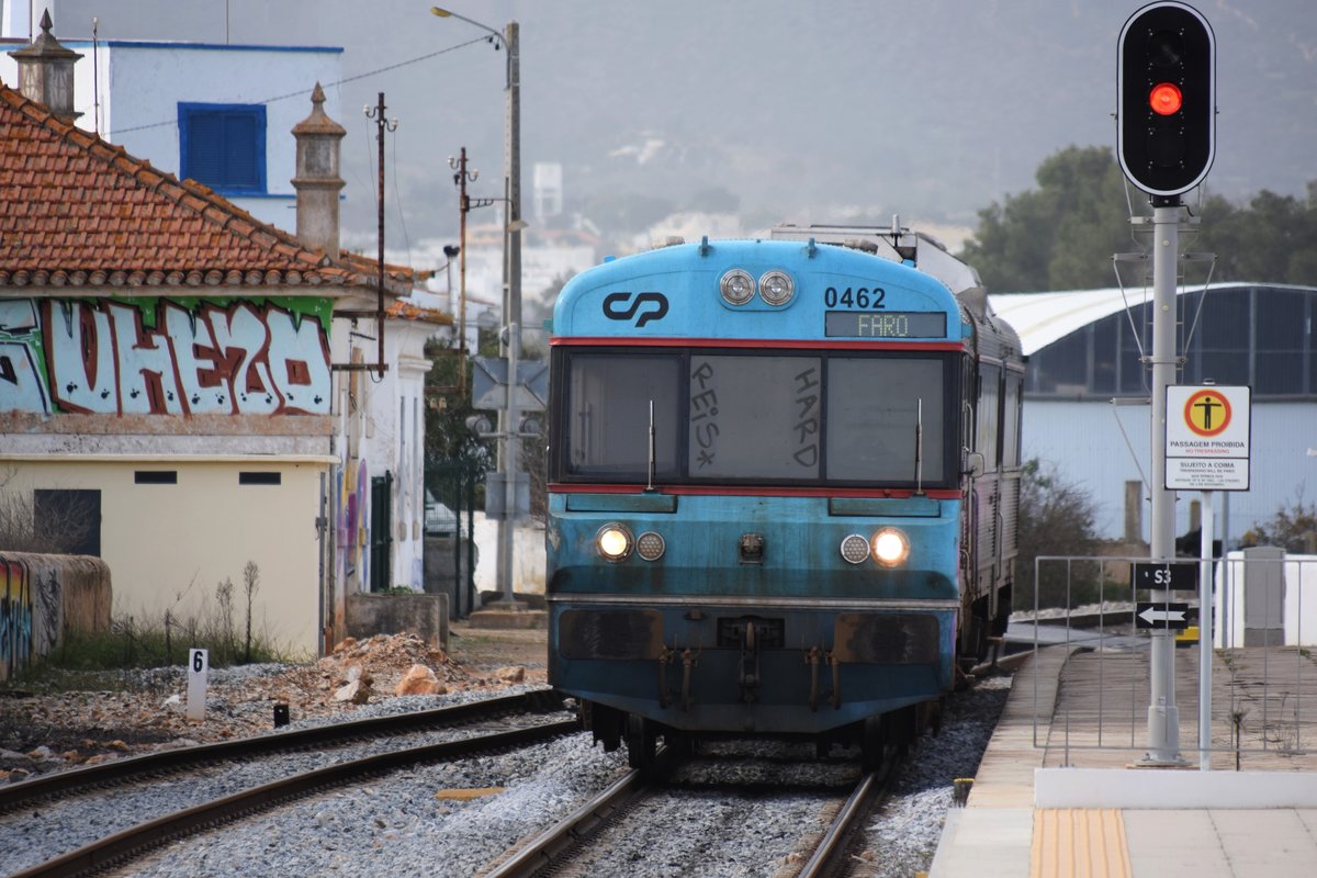 MONCARAPACHO e FUSETA (Distrikt Faro), 06.02.2020, Zug Nr. 0462 als Regionalzug nach Faro bei der Einfahrt in den Bahnhof Fuseta-Moncarapacho