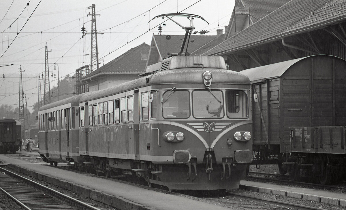 Montafonerbahn ET10 103 wartet mit Steuerwagen ES10 203 am Bahnsteig in Bludenz auf Abfahrt nach Schruns. Zeitpunkt und Zugnummer sind nicht bekannt. Gleis 2, Bludenz, 09.08.1977. Scanbild 91175,Ilford FP4.