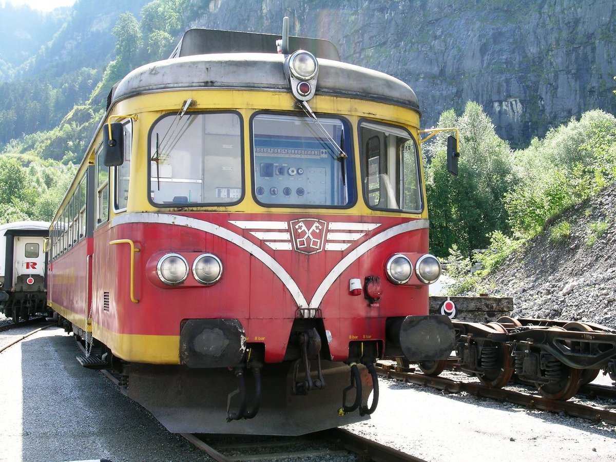 Montafonerbahn MBS ET 10.103 (ex VT 63 905), übergeben an Pro Bahn Vorarlberg, abgestellt bei der Firma  Rhomberg Bau in Hohenems (Foto: 05.07.2009). Das Fahrzeug ist nicht mehr betriebsbereit. Es dient als Ersatzteilspender für MBS ET 10.104 (ebenfalls im Besitz von Pro Bahn Vorarlberg), der für Nostalgiefahrten genutzt wird.