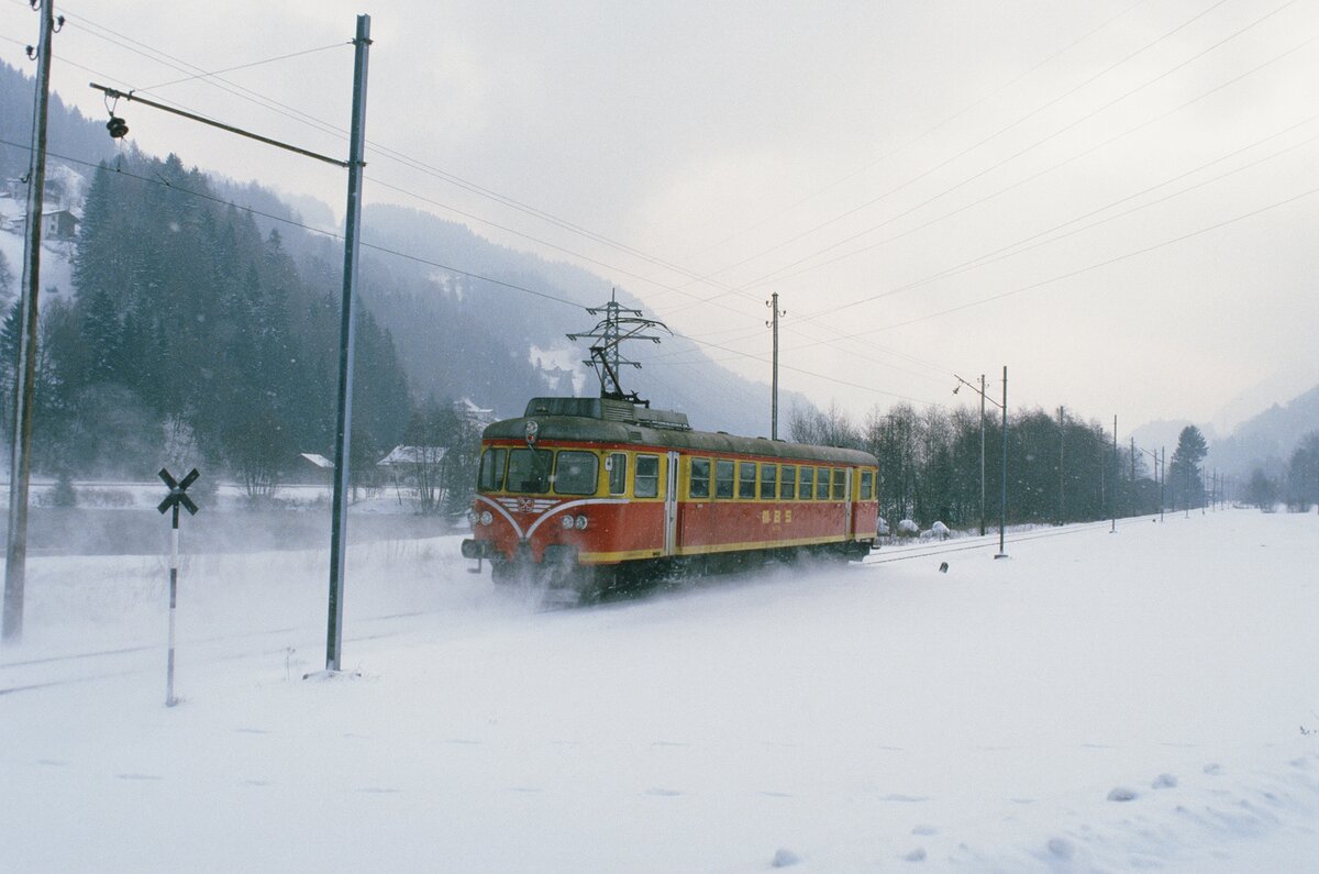 Montafonerbahn (�sterreichische Privatbahn MBS): Zug der Baureihe ET 10 Montafonerbahn (ET 10.103)  im Winter bei relativ schneller Fahrt (19.02.1985)