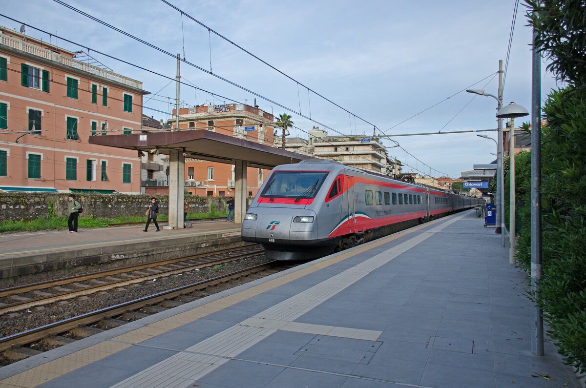 Montag den 08.04.2024 um 08:03 Uhr in Chiavari. Durchfahrt eines Frecciargento (ETR 485) der Trenitalia durch den Bahnhof Chiavari. Dieser Zug verkehrt von Genova Piazza Principe (ab 07:20 Uhr) nach Roma Termini (an 11:32 Uhr). Es ist der FA (Frecciargento) mit der Zugnummer 8551. Er ist absolut in der Zeit (das nennt sich Pünktlich). Koordinaten GMS (Grad, Minuten, Sekunden): N 44° 18’ 52.6’’ O 9° 19’ 25.5’’ 