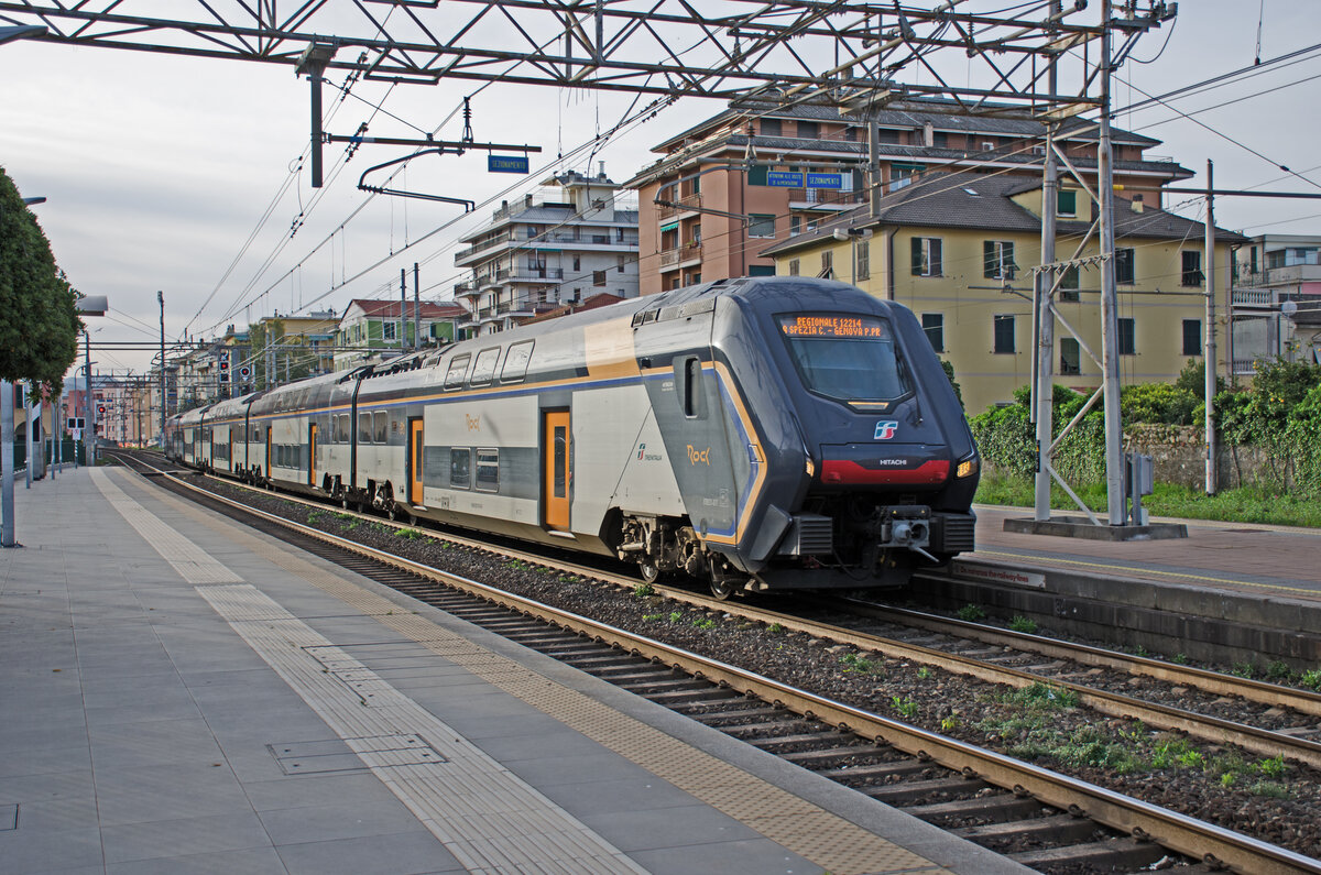 Montag den 08.04.2024 um 08:08 Uhr in Chiavari. Im Bahnhof Chiavari einfahrender Regio mit der Zugnummer 12214. Dieser Zug verkehrt von La Spezia Centrale (ab 07:01 Uhr) nach Genova Piazza Principe (an 09:06 Uhr). Hier in Chiavari fährt er pünktlich um 08:08 Uhr in den Bahnhof ein. Abfahrt nach Fahrplan ist um 08:08 Uhr. Es handelt sich hier um den ETR 521-077. Der Hitachi Caravaggio ist ein elektrischer Doppelstock-Triebzug. Die italienische Trenitalia setzt diesen Typ unter dem Namen  Rock  im Regionalzugverkehr ein. Koordinaten GMS (Grad, Minuten, Sekunden): N 44° 18’ 52.6’’ O 9° 19’ 25.5’’