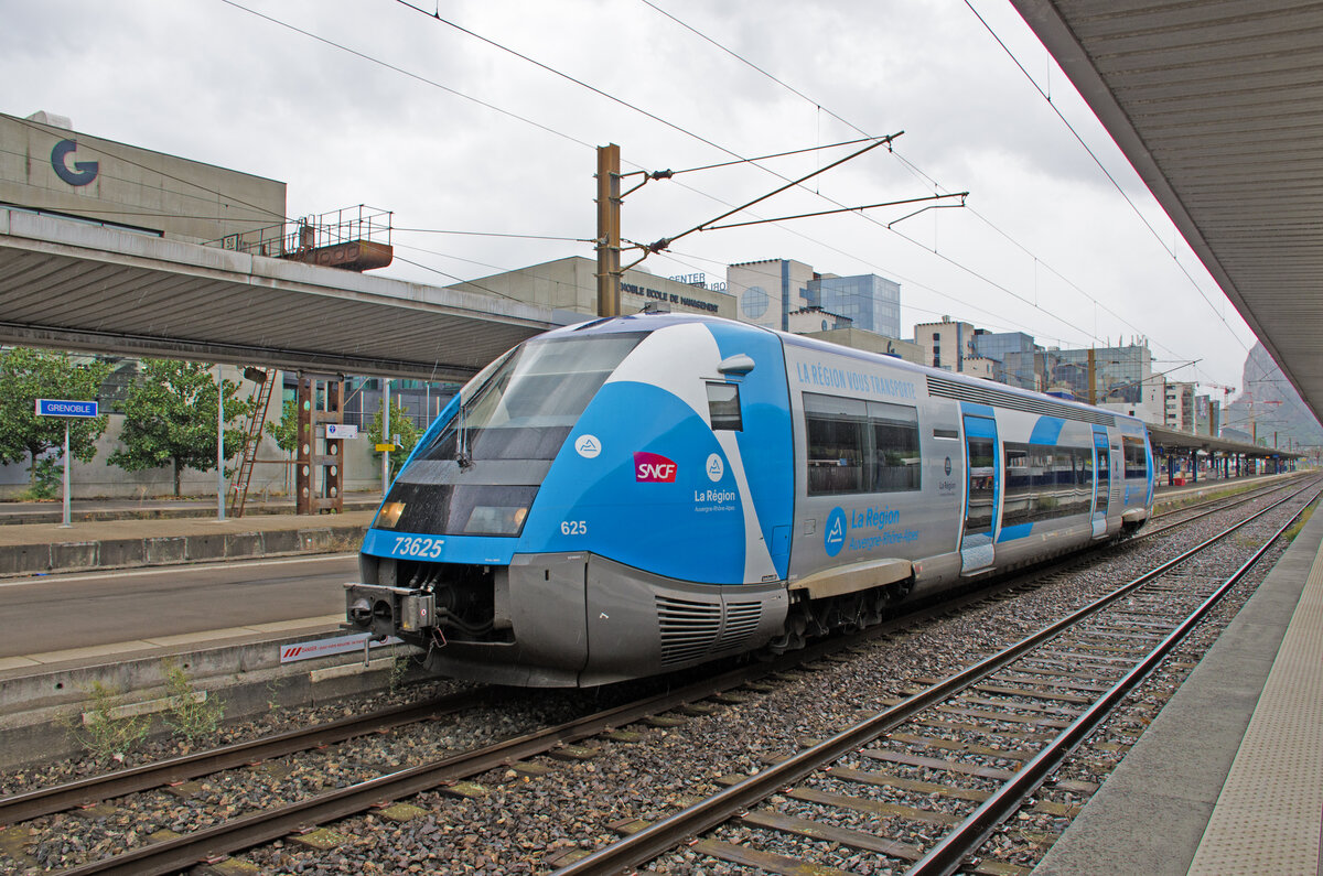 Montag den 28.08.2023 um 11:28 Uhr in Grenoble (F). Am Bahnhof in Grenoble steht ein  Walfisch“ (DB Baureihe 641). Es handelt sich um das SNCF Fahrzeug X73625. Einsatzgebiet: La Région Auvergne-Rhône-Alpes. Koordinaten GMS (Grad, Minuten, Sekunden): N 45° 11’ 23.5’’ O 5° 42’ 53.6’’