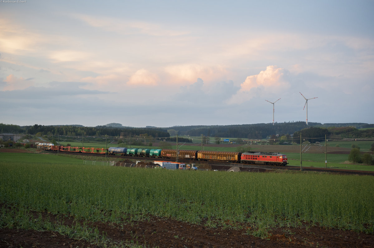 Montags beehrt das Vogtland immer wieder eine Br 232/233 welche den EZ 51602 von Zwickau nach Nürnberg Rbf bringt. Hier konnte der Zug nach Sonnenuntergang bei Feilitzsch fotografiert werden, 23.04.2018