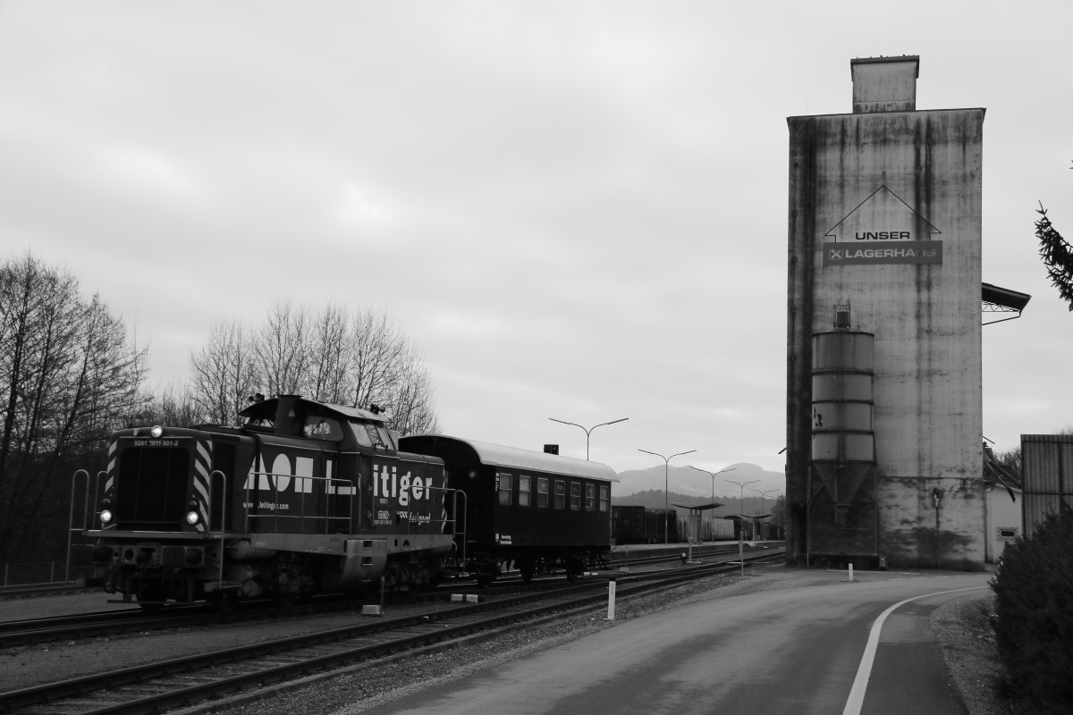 Montags, Mittwochs und Freitags verkehrt ein Güterzugpaar am Wieser Ast der Graz Köflacher Eisenbahn. Am Morgen des 4.Dezember bespannte DH 1100.1 den G71383 . Hier im Bild im Bahnhof Preding Wieselsdorf beim vorübergehenden ausreihen des BI18 der Stef Modellbahngruppe Deutschlandsberg der frisch Lackiert am Nikolaustag in Wies Eibiswald sein Inneres für die kleinen unter uns Preisgeben wird. 