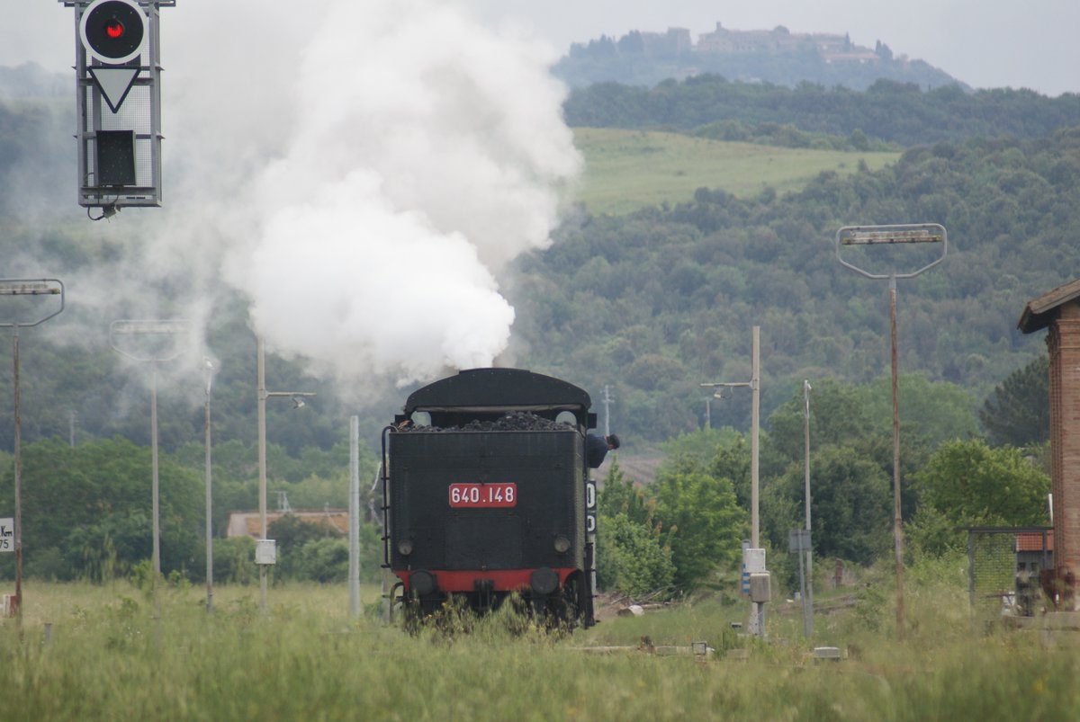 Monte Antico 15may 2016 : steam locomotive 625.177, with tender of the 625.148, is positioning at the head of the train.  