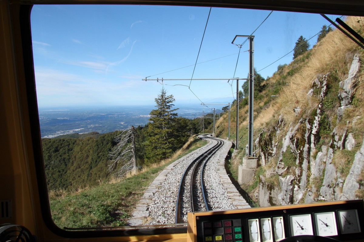 Monte Generoso Bahn,Blick bei der Bergfahrt aus dem hintersten Wagen auf die Strecke.09.09.13