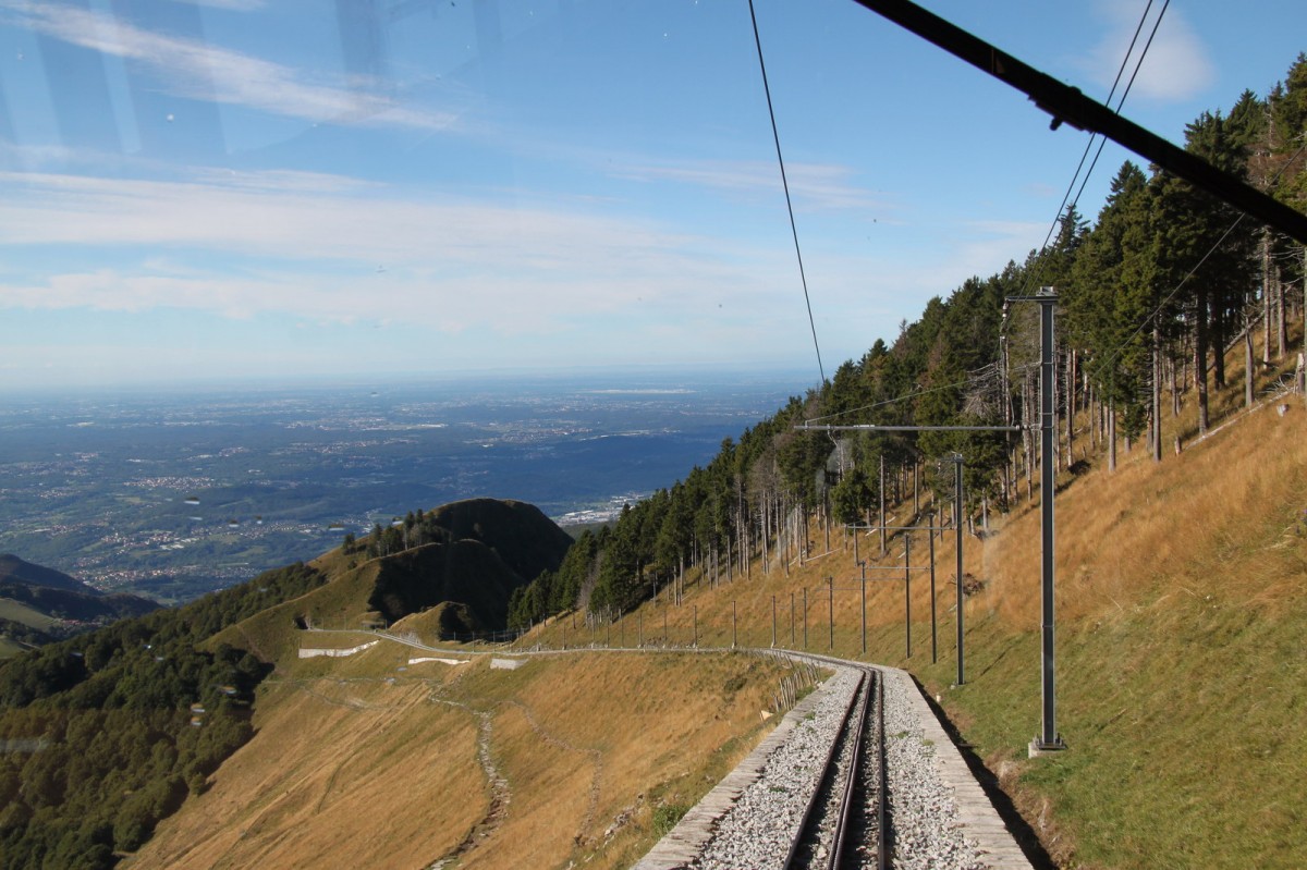 Monte Generoso Bahn,Blick bei der Bergfahrt aus dem hintersten Wagen auf die Strecke.09.09.13

