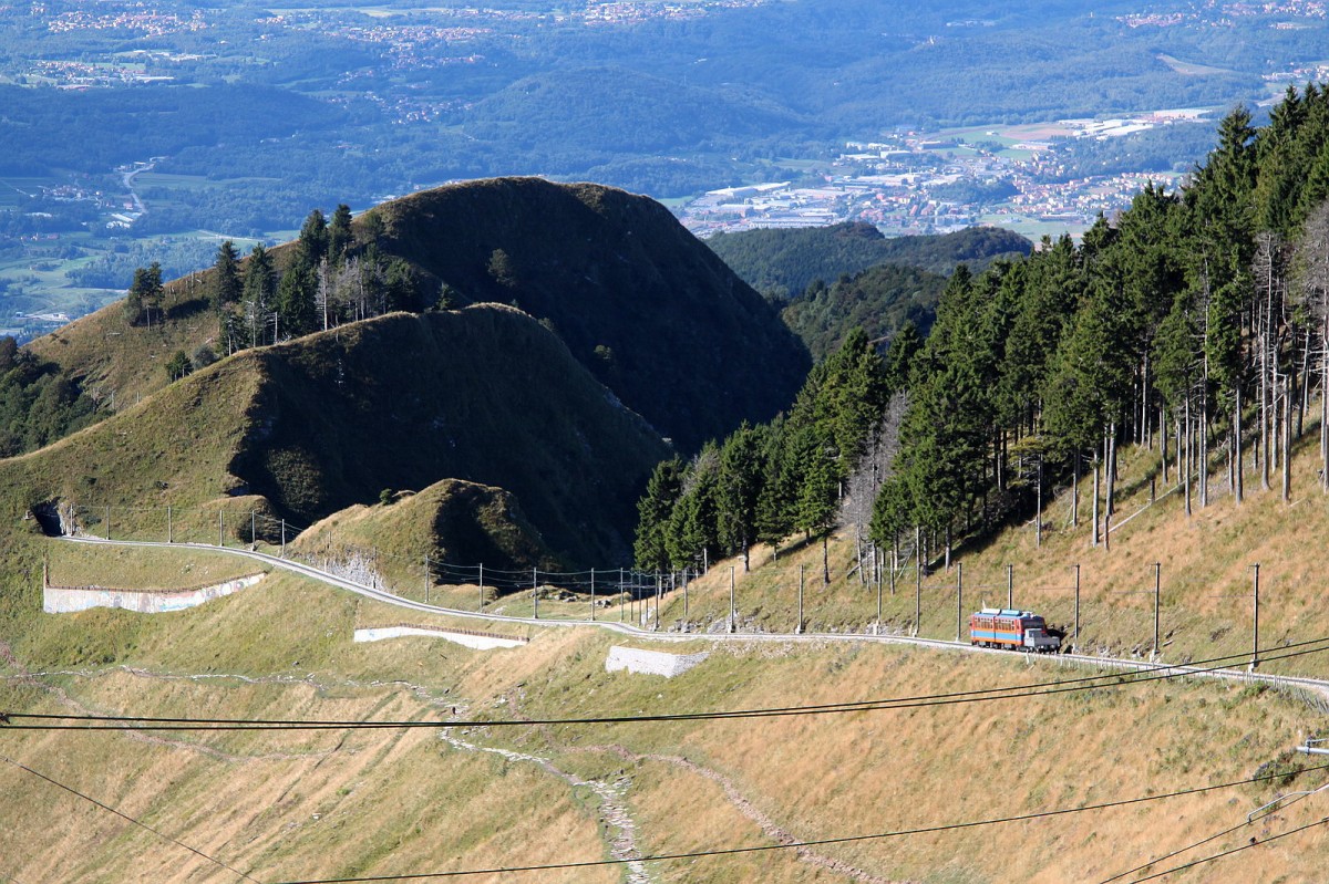 Monte Generoso Bahn,Blick von der Bergstation Vetta(1605 m..M.)auf einen bergwrts fahrenden Zug.09.09.13