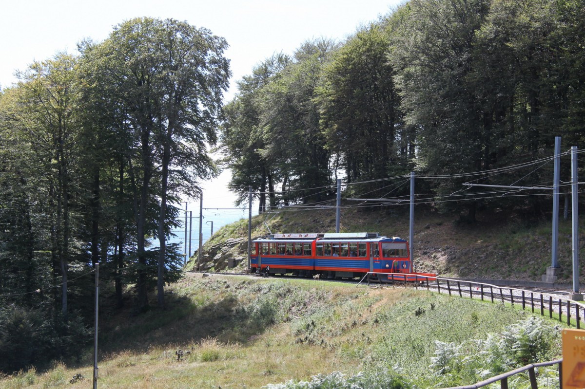 Monte Generoso Bahn,Kreuzung mit einem bergwrts fahrenden Zug bei der Station  Bellavista  1223m..M.09.09.13