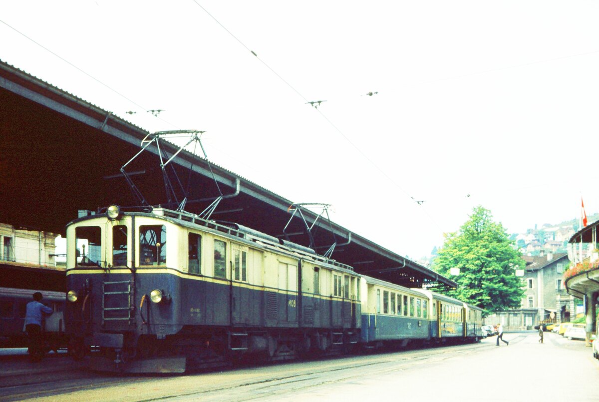 Montreux-Berner Oberland-Bahn (MOB)__Gepäck-und Posttriebwagen FZe 6/6  Nr.2001 oder 2002 von 1932 in 'Pullman-Farbgebung' am Bhf. Montreux__09-1976
