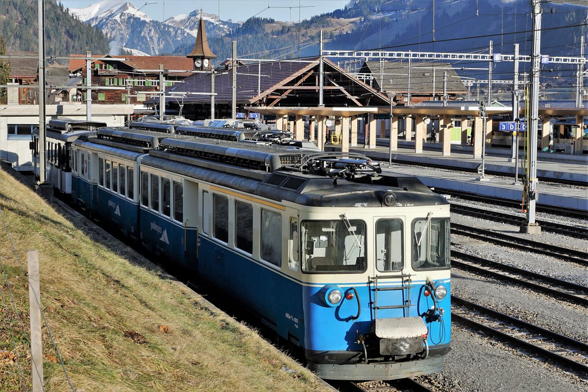 Montreux-Berner Oberland-Bahn/MOB.
Nach wie vor unentbehrlich ist das  ALTE EISEN  der MOB. Am 8. Januar 2020 präsentierte es sich zwar nur noch auf den hintersten Plätzen des Bahnhofs Zweisimmen.
ABDe 8/8 4001, Baujahr 1968, auf den nächsten Einsatz wartend.
Foto: Walter Ruetsch 