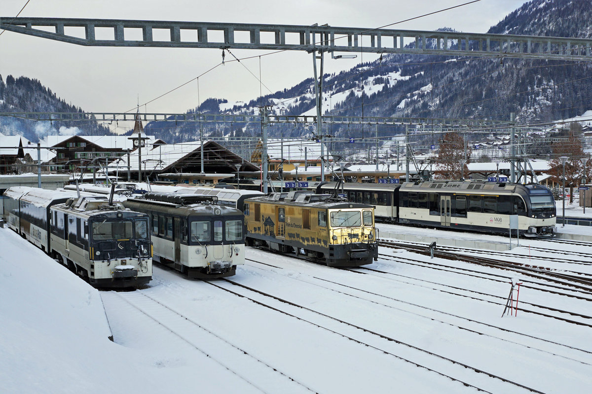 Montreux-Oberland bernois-Bahn.
Fahrzeugparade in Zweisimmen vom 30. Dezember 2020 mit den GDe 4/4 6003, Be 4/4 1007, GDe 4/4 6005 sowie dem Alpina ABe 4/4 9303.
Foto: Walter Ruetsch

