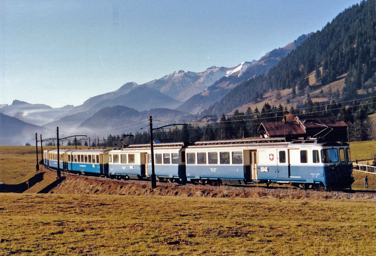 Montreux-Oberland Bernois Bahn/MOB.
ABDe 8/8 4001  Schweiz  zwischen Gstaad und Schönried auf der Fahrt nach Zweisimmen an einem herrlichen Sommermorgen im Juli 1980.
Während diesen Jahren hatten auch die Westschweiz sowie das Berner Oberland ihr  BLAUES BÄHNLI .
Foto: Walter Ruetsch  